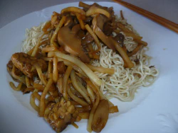 Mie Nudeln mit Tempeh, Champignons und Bambussprossen