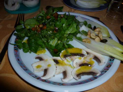 Feldsalat mit gebratenen Tofuwuerfeln, Pilze, geilem Dressing, Chicoree, Cashew- und Kuerbiskerne und noch ein anderes Dressing