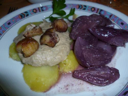 Kartoffelscheiben mit Auberginencreme, Rotweinzwiebeln und Maronen