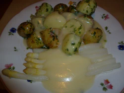 Spargel, Petersilienkartoffeln und Sauce Hollondaise