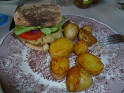 Quinoaburger mit Ofenkartoffeln