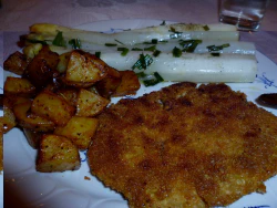 Schnitzel, Spargel und Ofenkartoffeln