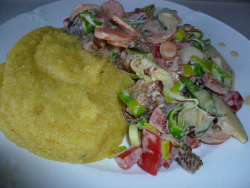 Polenta, Gemuese, Mock Duck in Sahnesosse