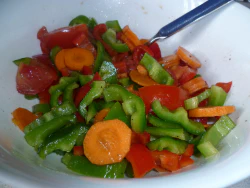 Paprika-Moehren-Tomatensalat