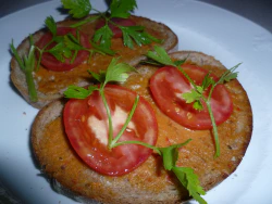 Brote mit Aufstrich und Tomate