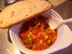 Chili sin carne mit Brot