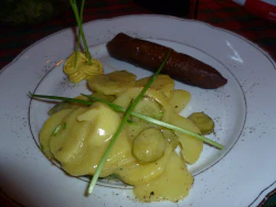 Kartoffelsalat und Seitanwuerstchen