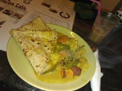 Vegan Chicken Curry & Roti, dazu ein Smoothie