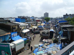 Blick in eine Strasse des Slums