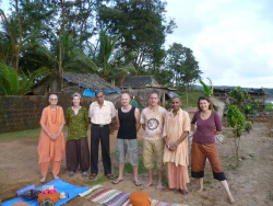 Die Ashramtruppe: Swami, tschellufjek, Sham?, Tom, Klemen, Santosh, Nina