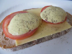 Brot mit Remoulade (auf Basis der Mayonnaise)